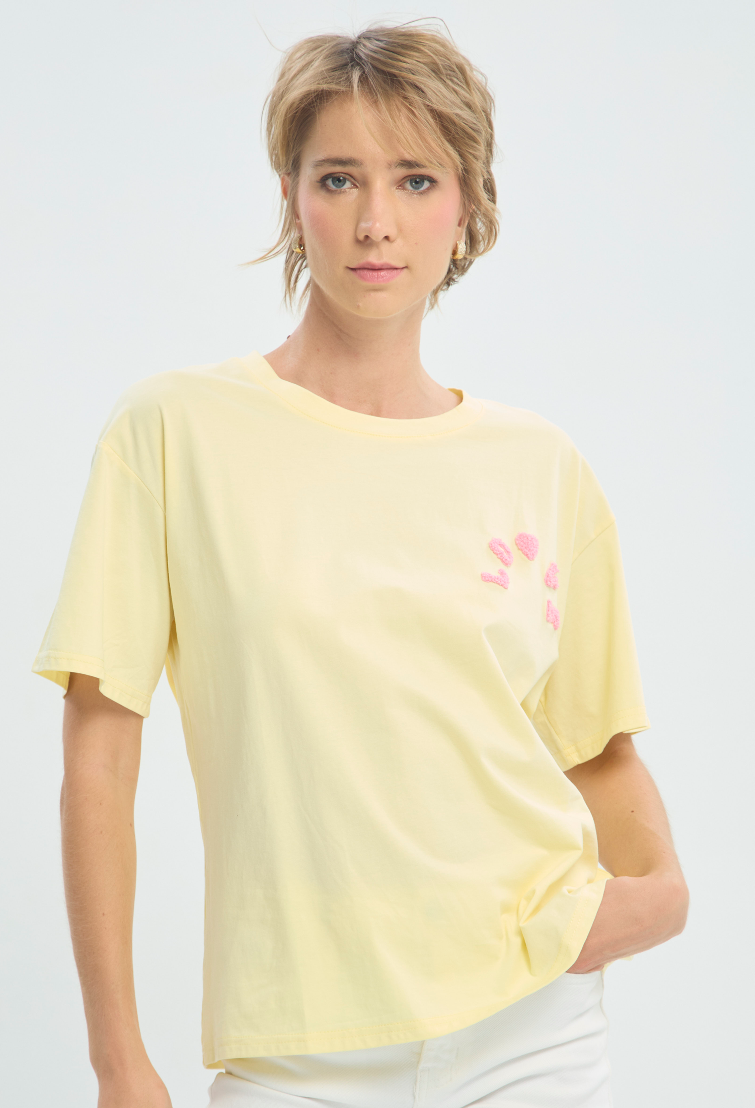 Camiseta Amarilla Bordado Love BYBLA - vista 2
