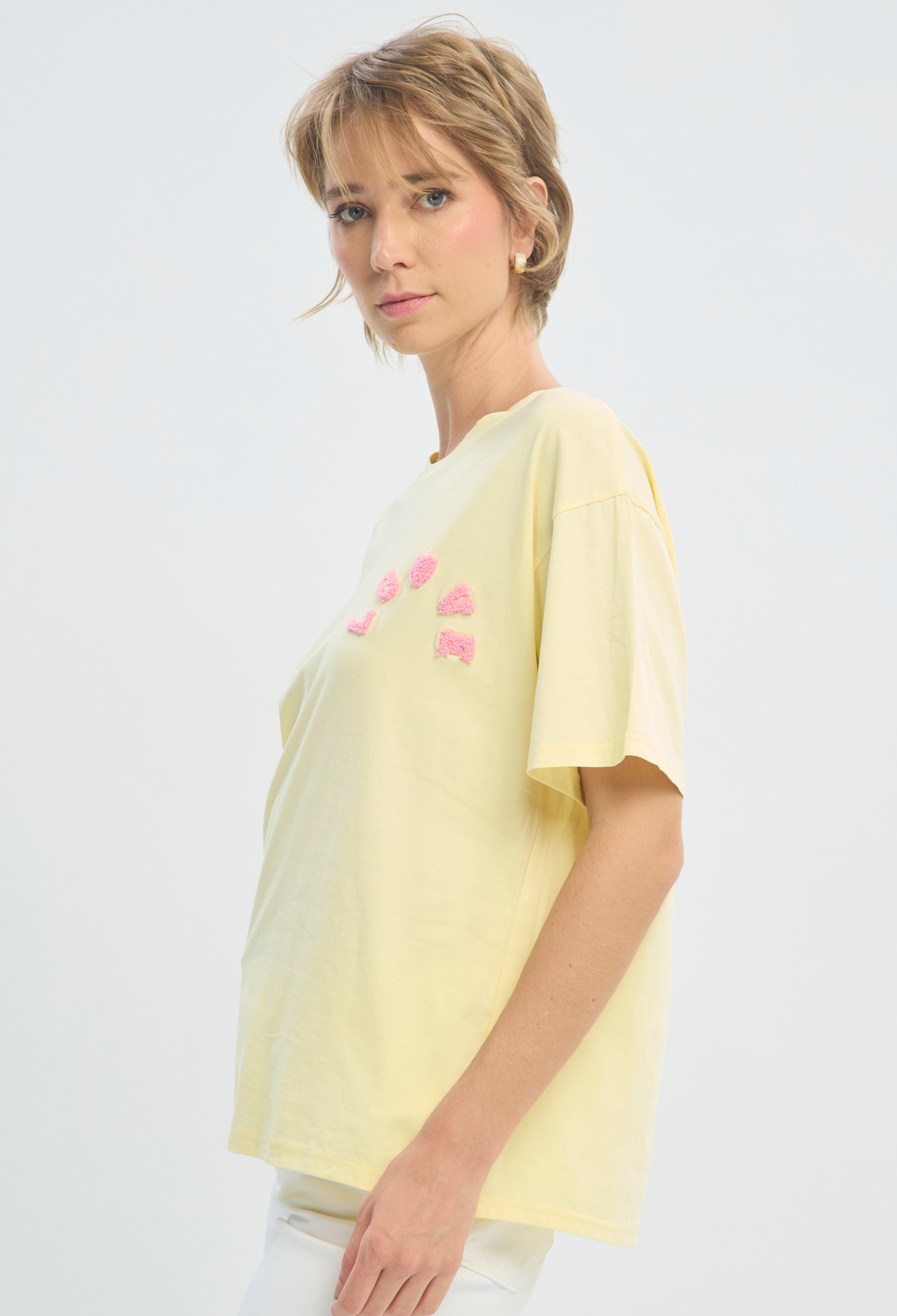 Camiseta Amarilla Bordado Love BYBLA - vista 3