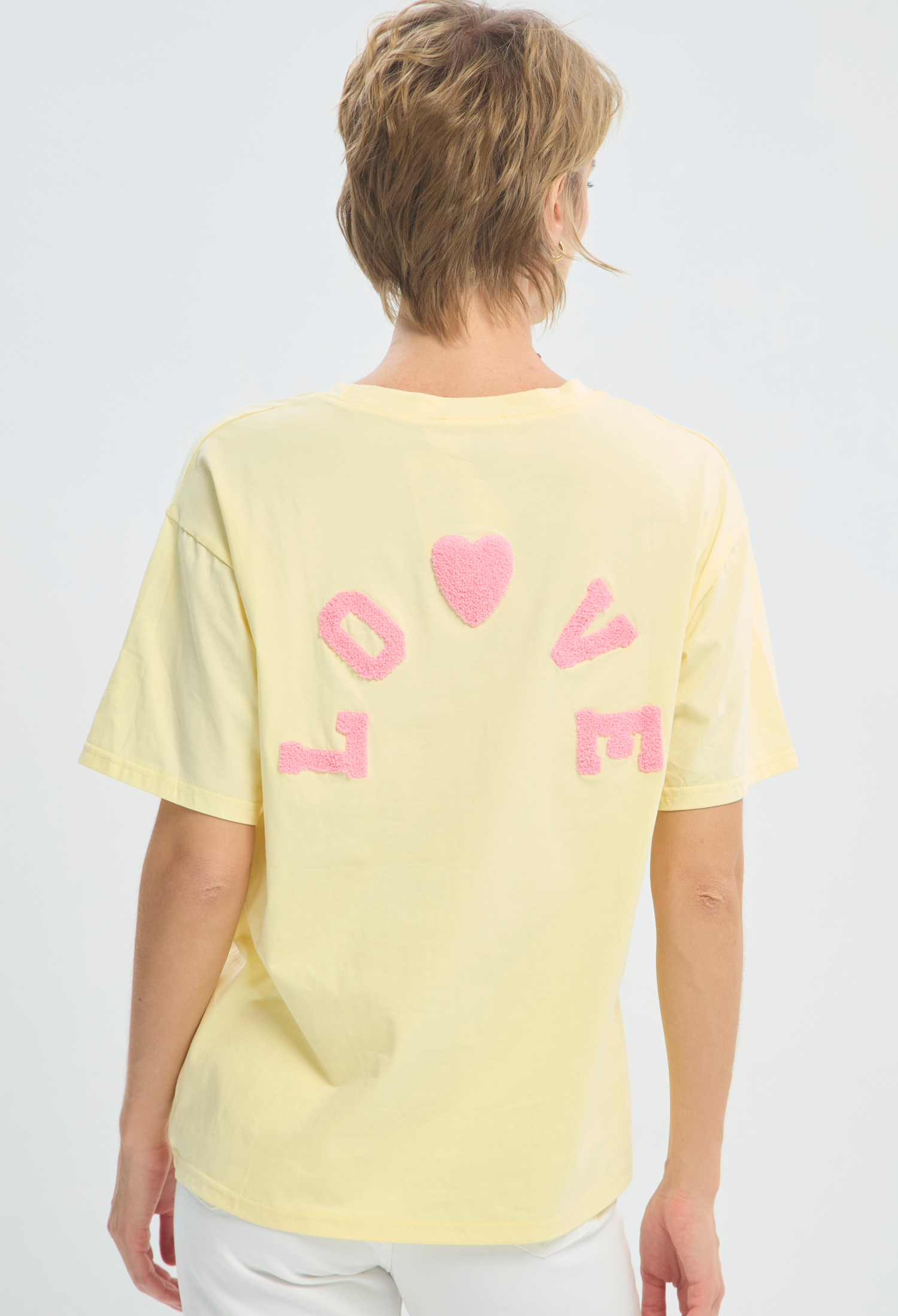 Camiseta Amarilla Bordado Love BYBLA - vista 4