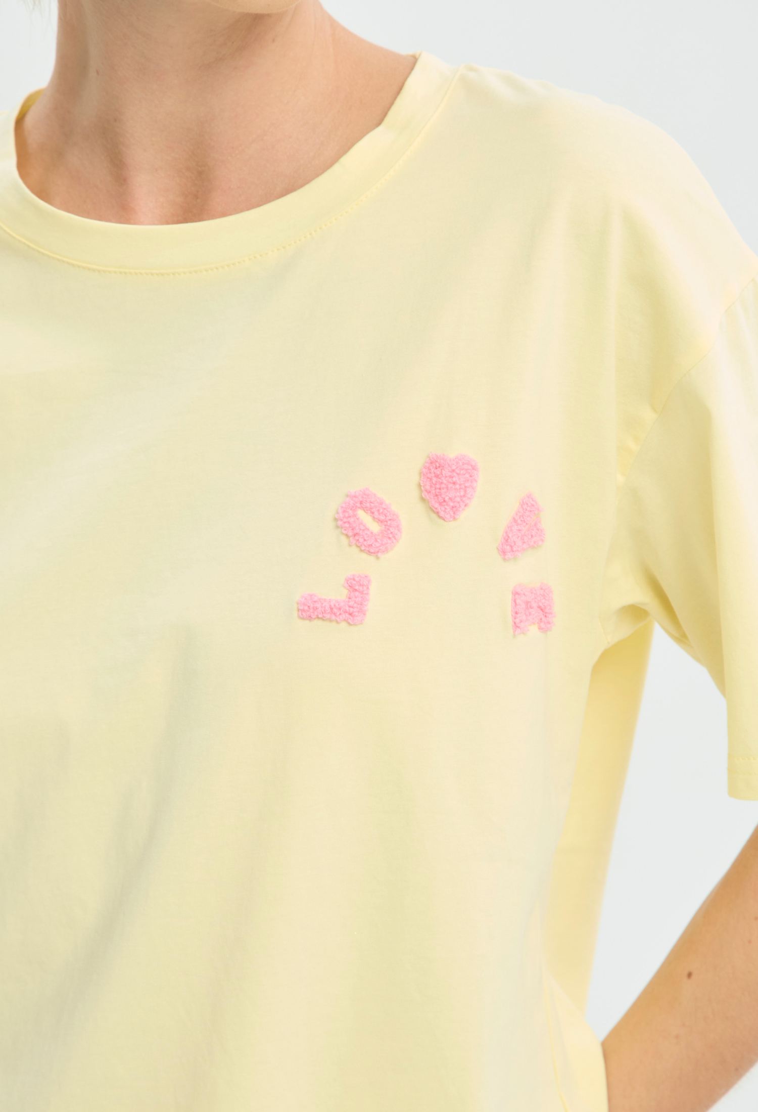 Camiseta Amarilla Bordado Love BYBLA - vista 5
