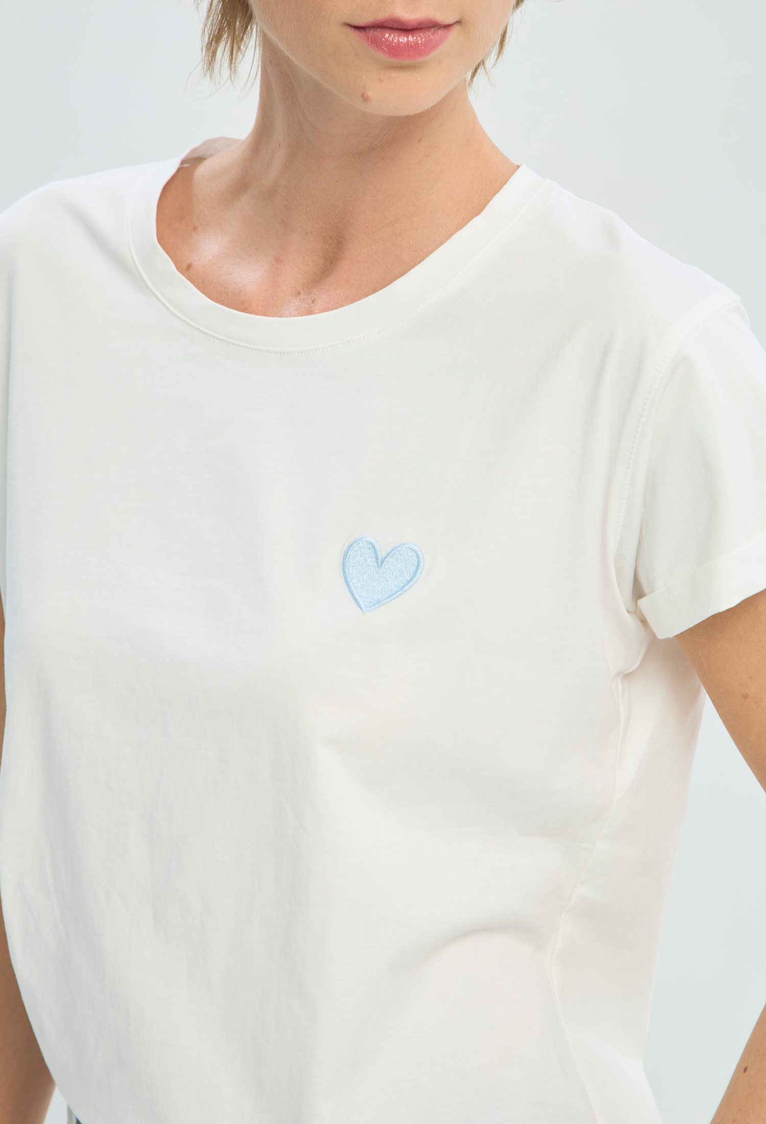 Camiseta Blanca Parche Corazón BYBLA - vista 4