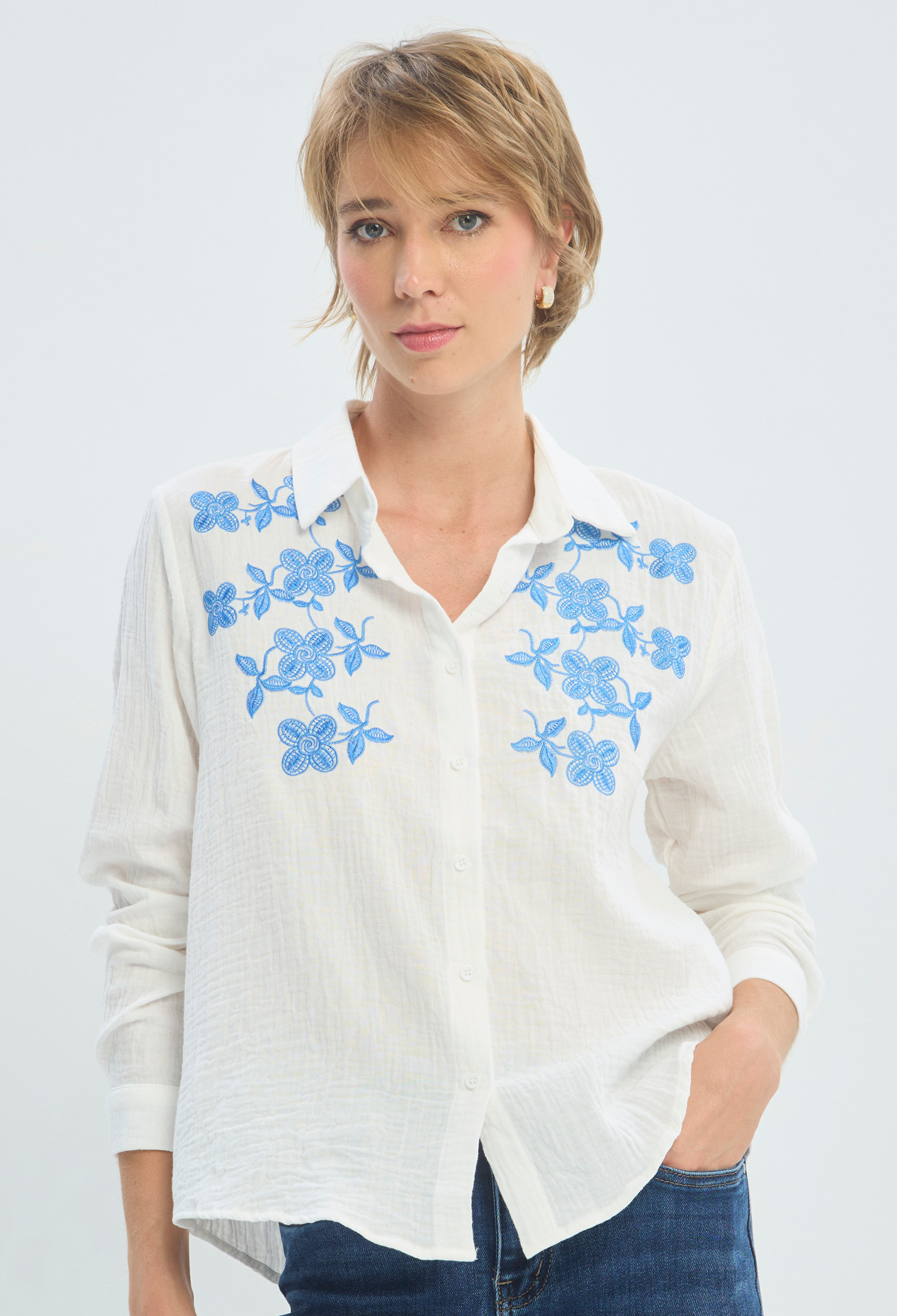 Blusa Manga Larga Blanca Bordada Floral BYBLA