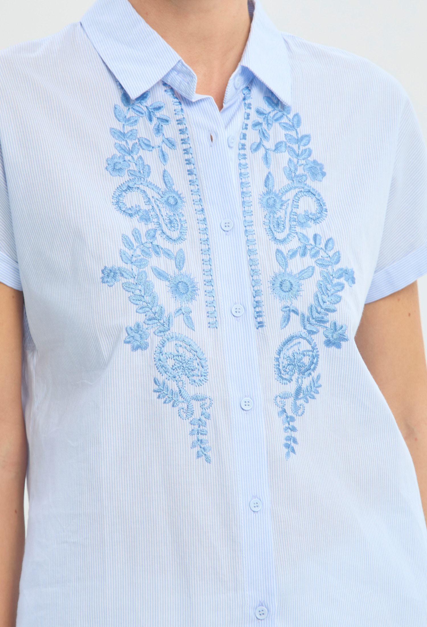 Blusa Manga Corta Azul Bordado Paisley BYBLA - vista 4