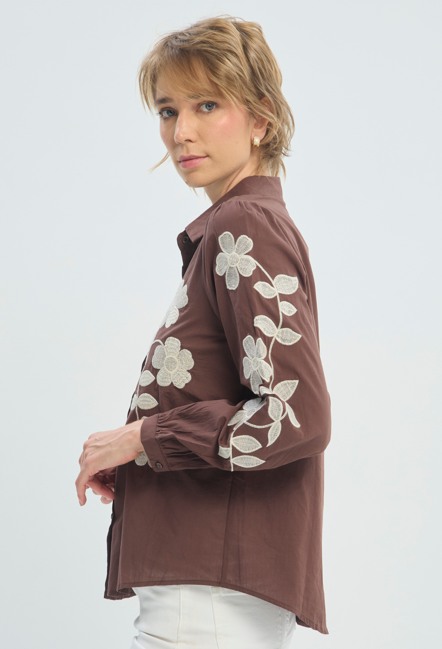 Blusa Manga Larga Marrón Bordada Floral BYBLA - vista 2