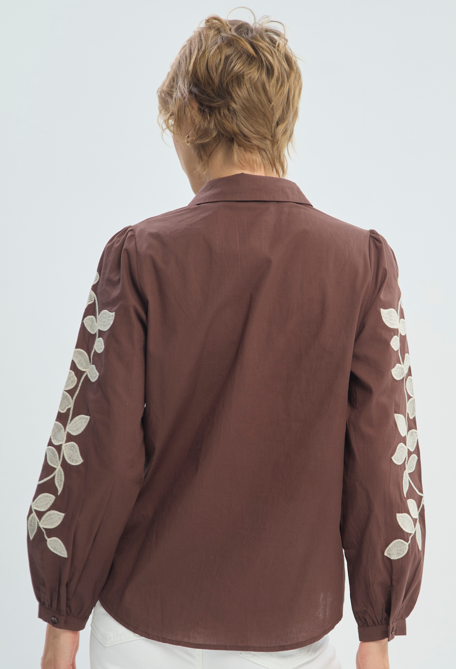 Blusa Manga Larga Marrón Bordada Floral BYBLA - vista 3