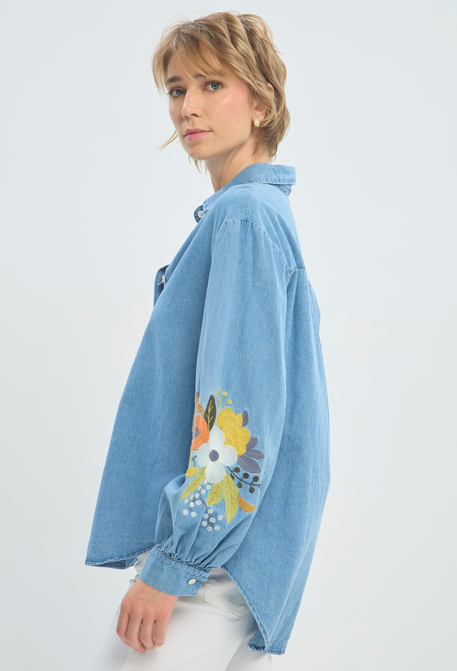 Blusa Manga Larga Azul Denim Bordada BYBLA - vista 2
