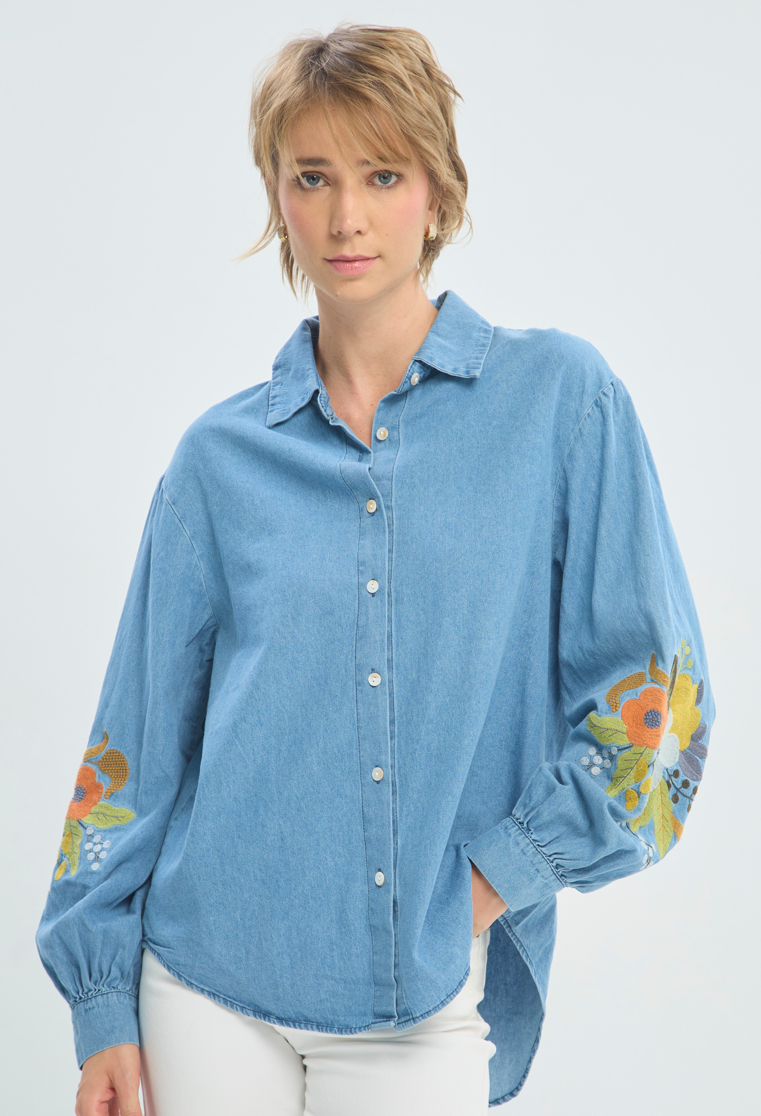 Blusa Manga Larga Azul Denim Bordada BYBLA - vista 4