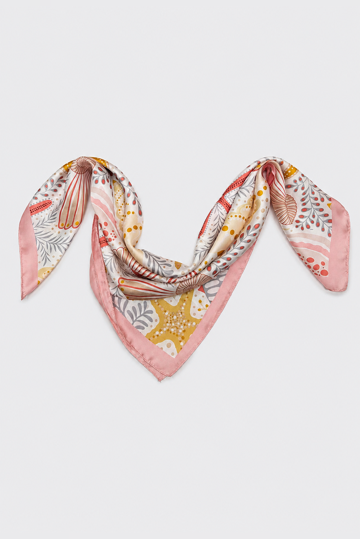 Chalina satinada marfil con estrellas de mar y caracolas y borde rosa