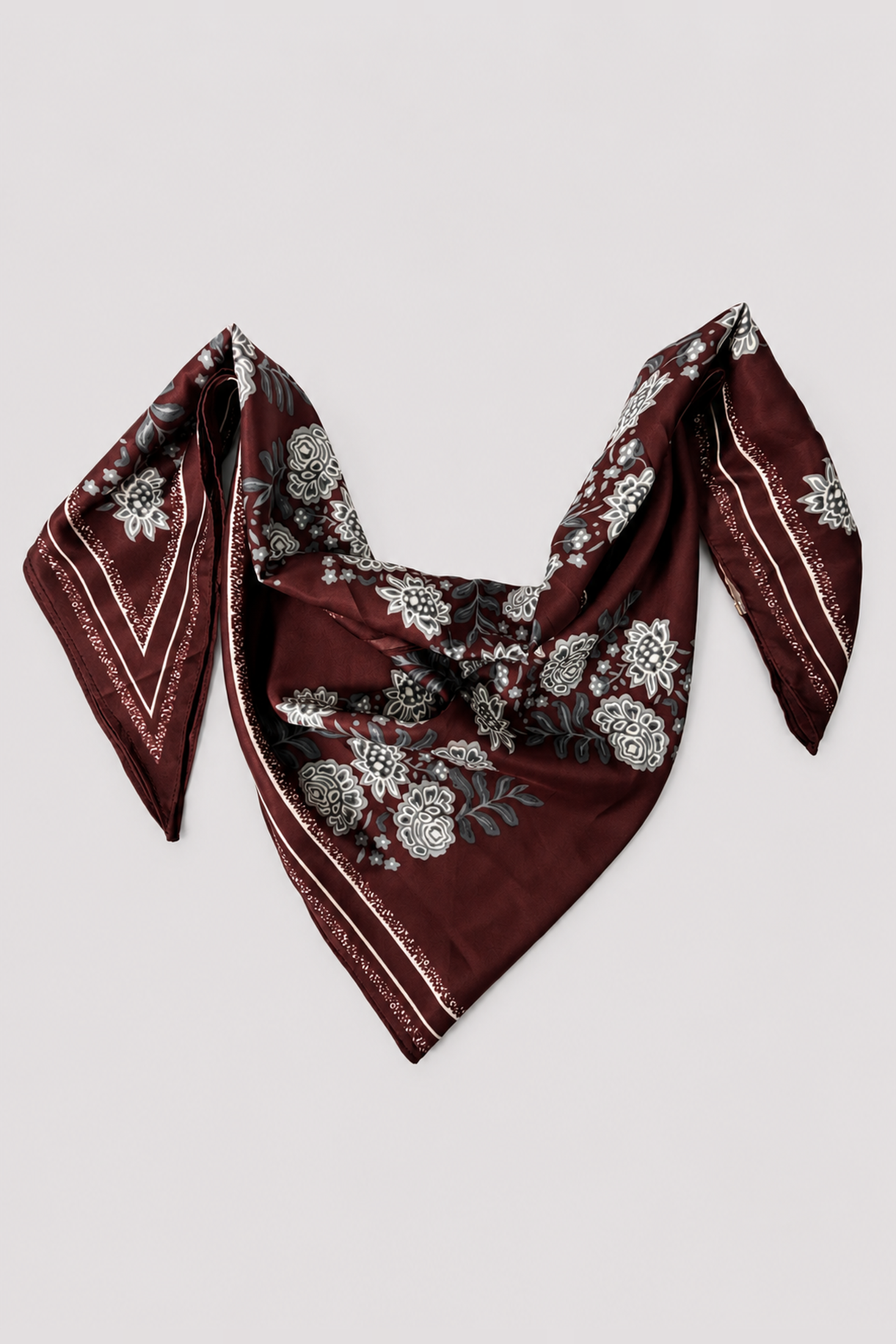 Chalina satinada tipo bandana con guirnaldas de flores folk