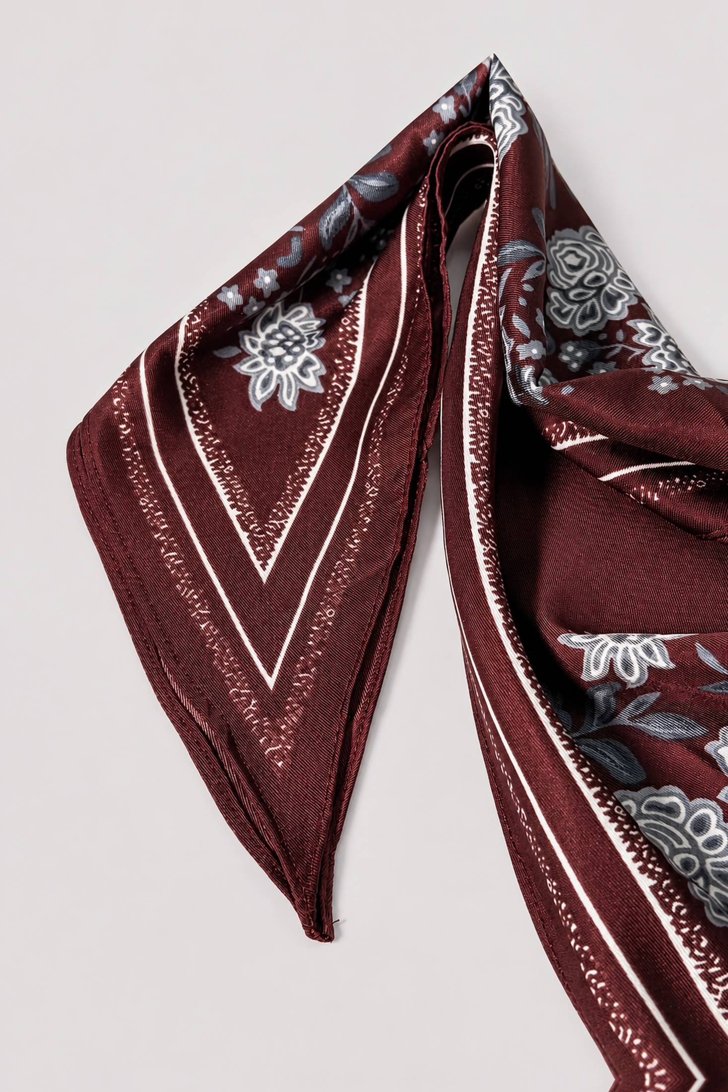 Chalina satinada tipo bandana con guirnaldas de flores folk - vista 2