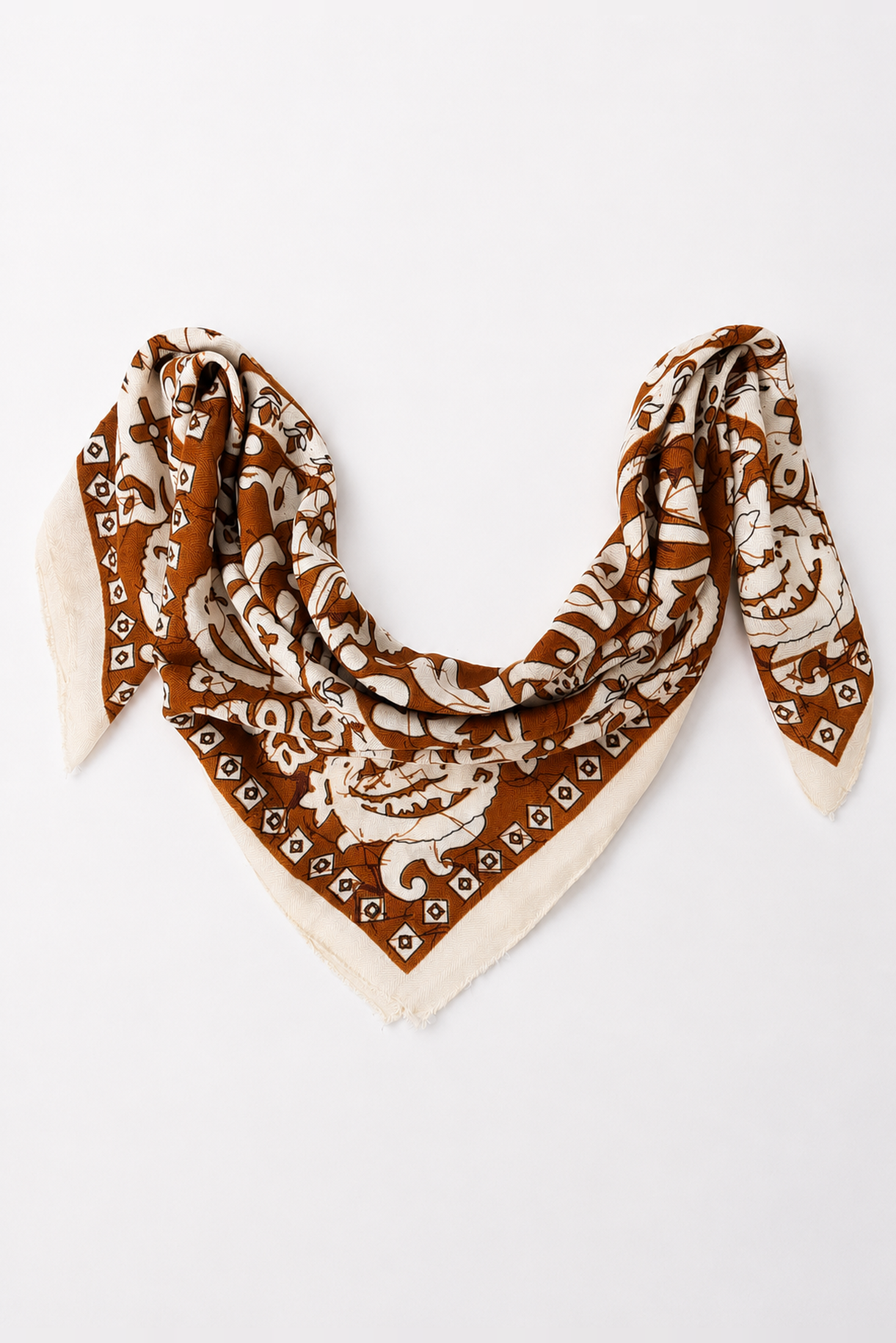 Pañoleta de viscosa con print bandana batik en marfil - Terracotas