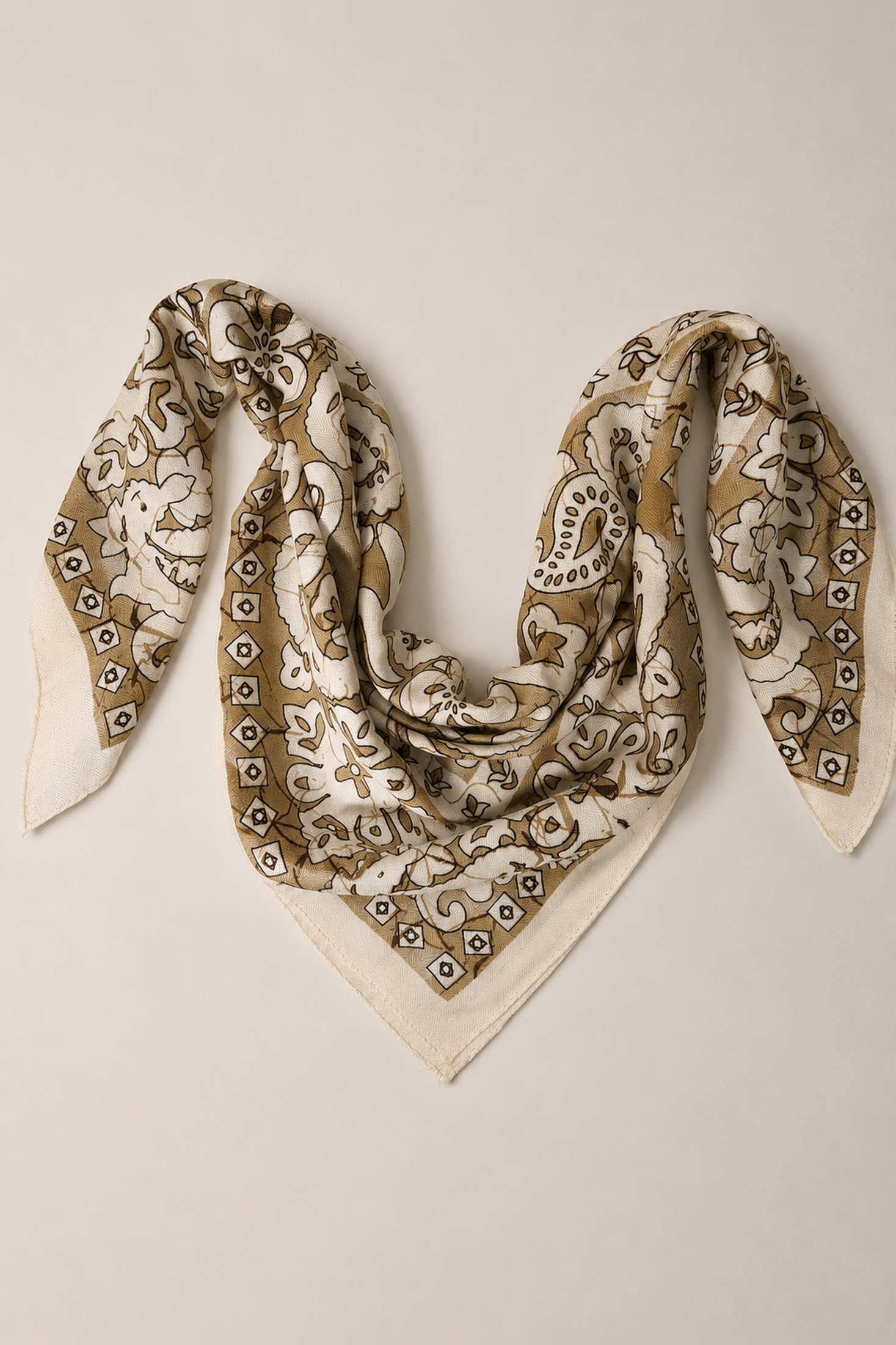 Pañoleta de viscosa con print bandana batik en marfil - Marrones