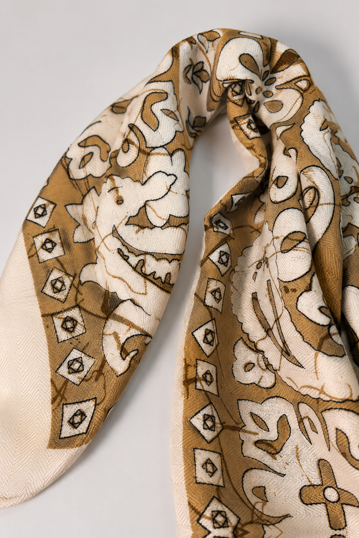 Pañoleta de viscosa con print bandana batik en marfil - Marrones - vista 2