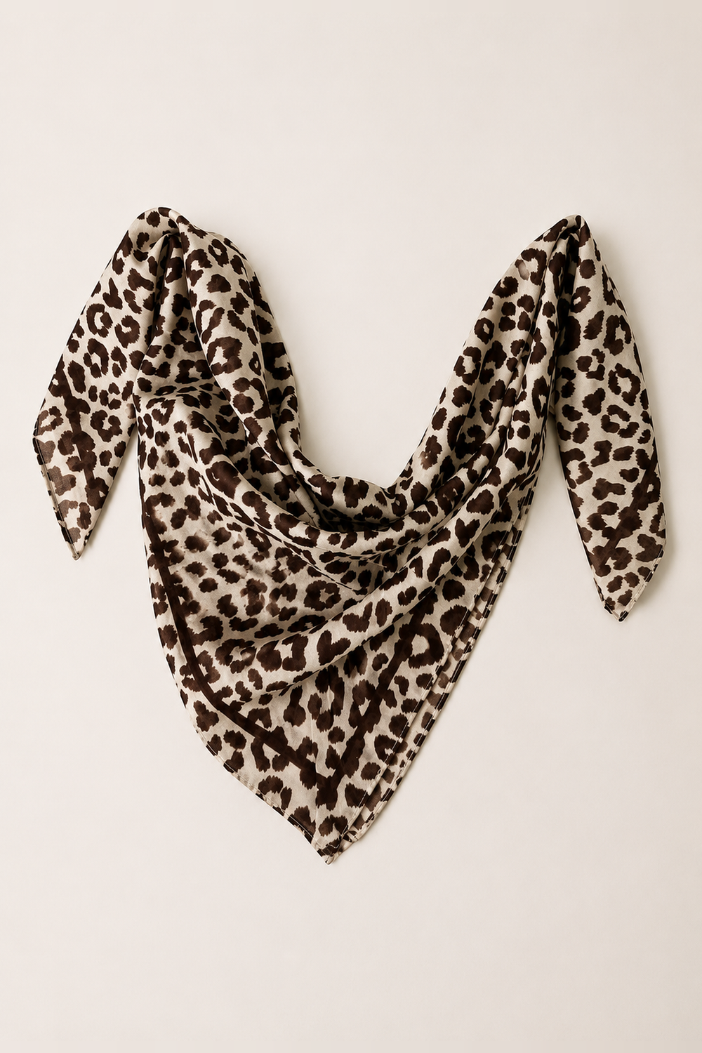 Chalina de algodón con animal print de leopardo en crema y café