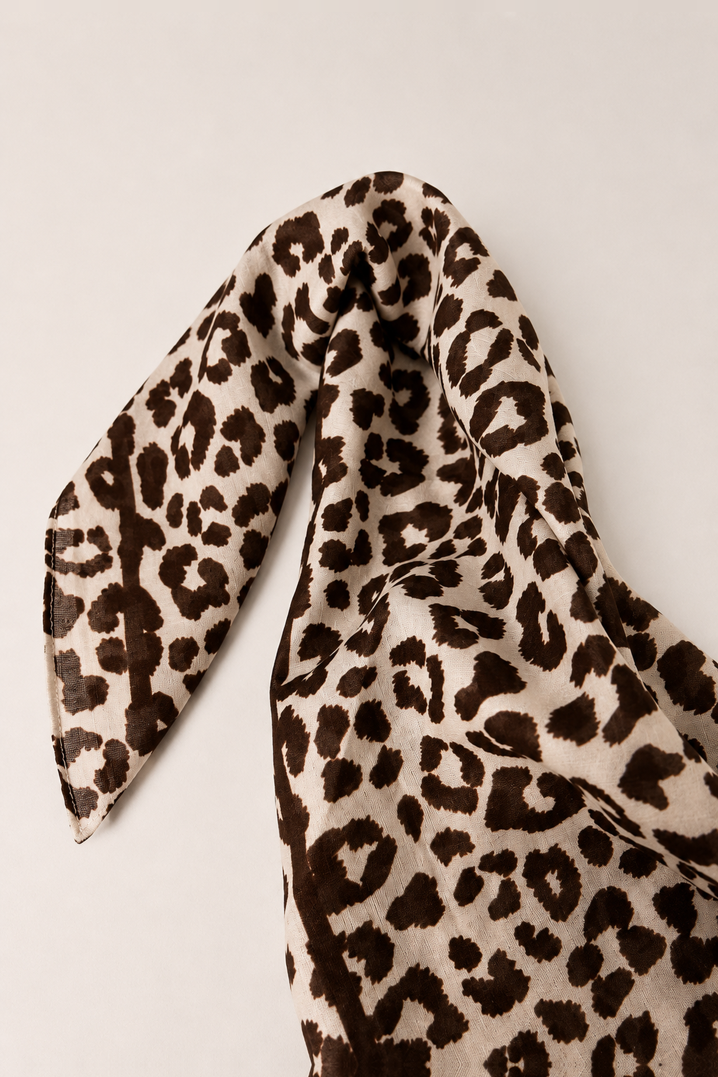 Chalina de algodón con animal print de leopardo en crema y café - vista 2