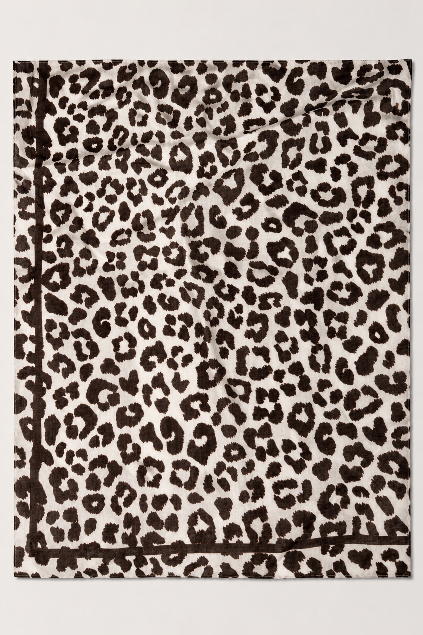 Chalina de algodón con animal print de leopardo en crema y café