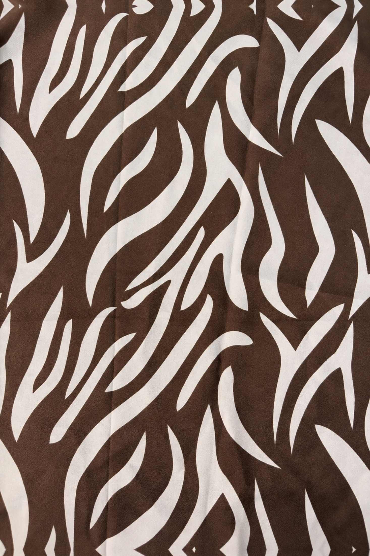 Pañoleta satinada con print de cebra en café chocolate y crema