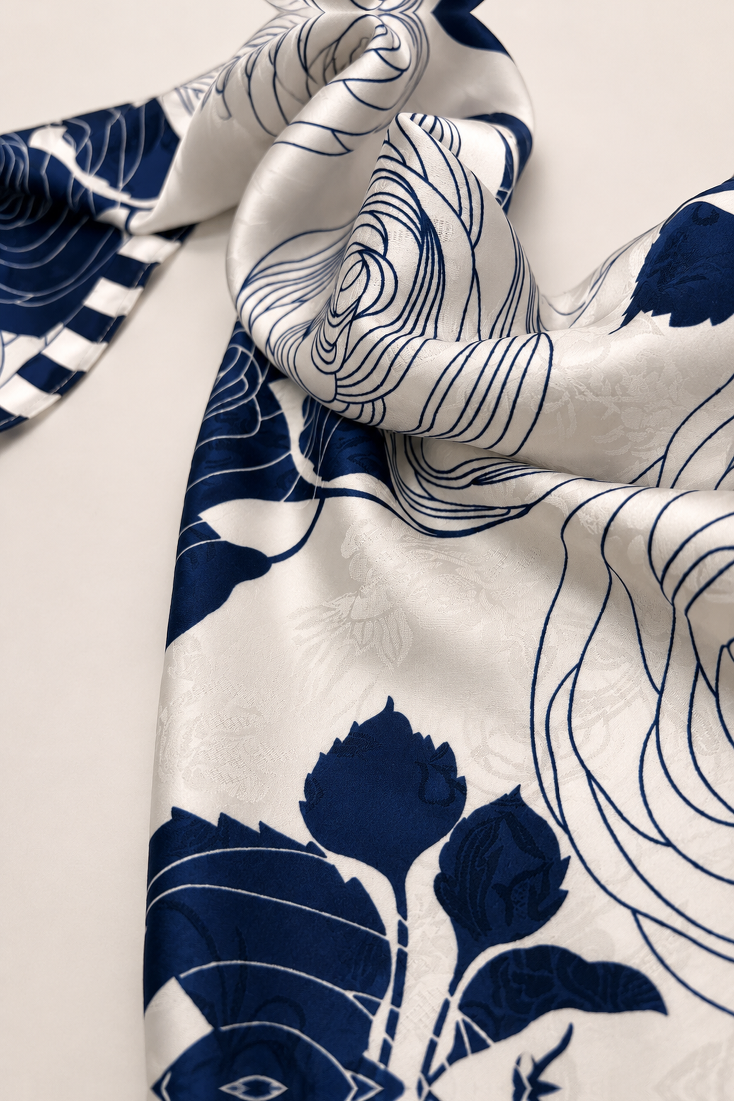 Pañoleta satinada con rosas ilustradas y borde de rayas - Azules - vista 2