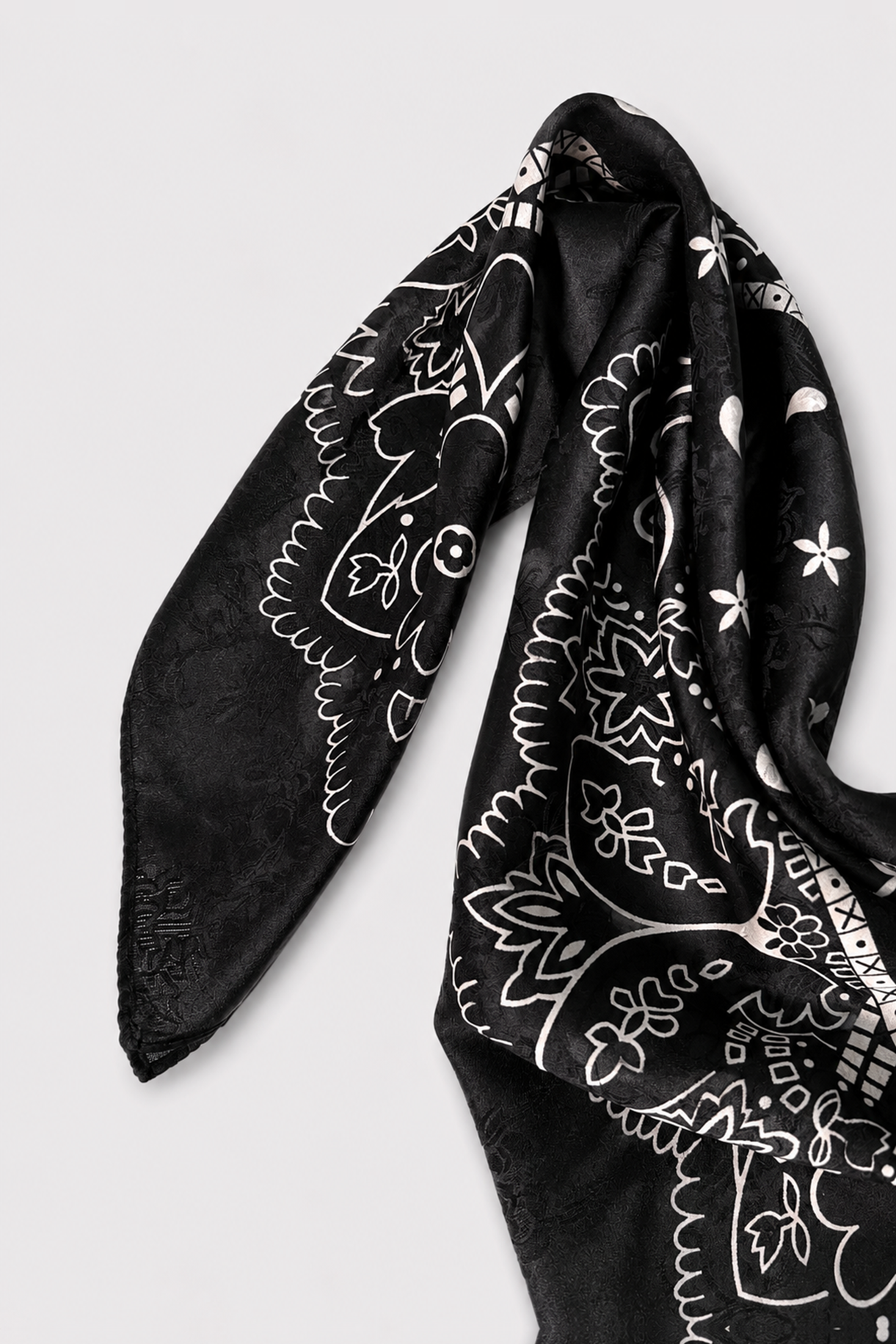 Pañoleta negra con print bandana delineado en blanco - vista 2