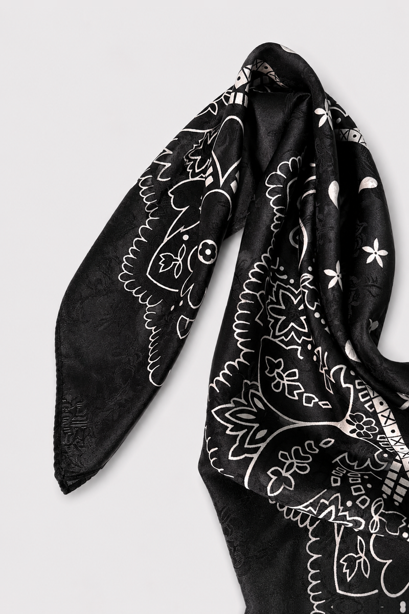 Pañoleta negra con print bandana delineado en blanco - vista 2