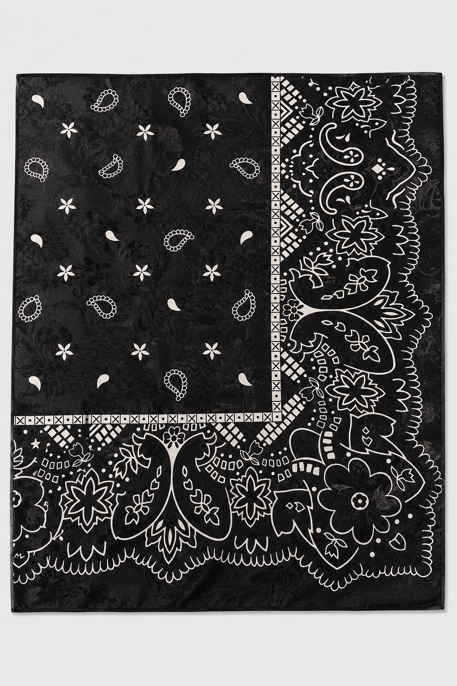 Pañoleta negra con print bandana delineado en blanco