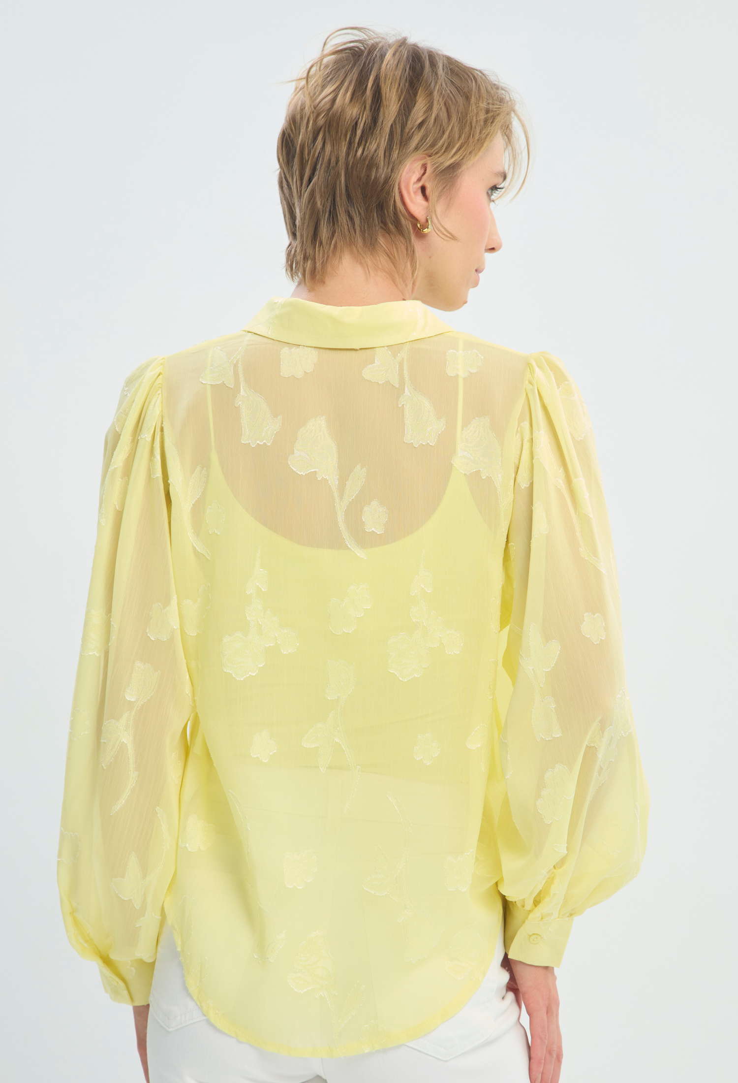 Blusa Manga Larga Amarilla Semitransparente Floral BYBLA - vista 3