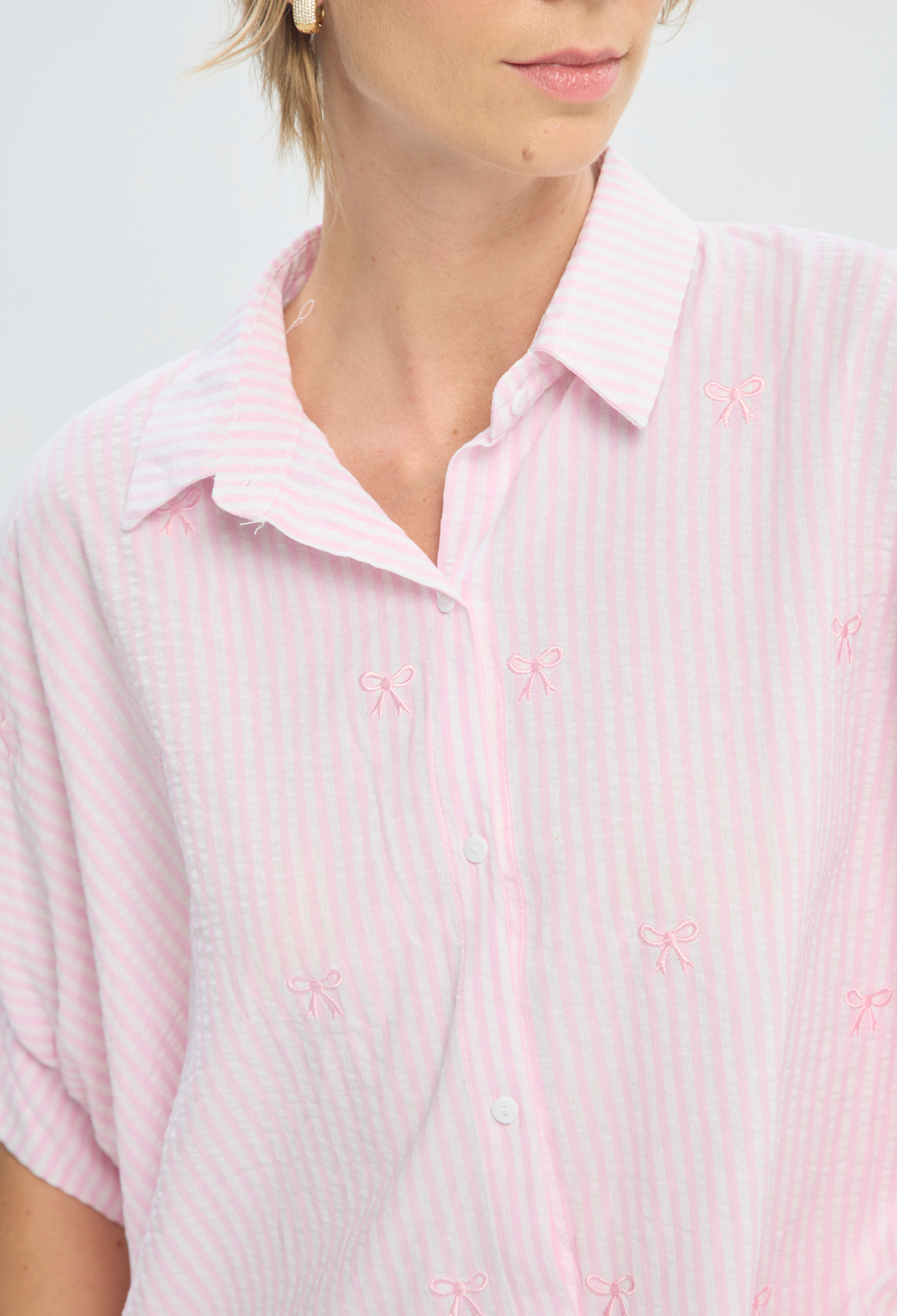 Blusa Manga Corta Rosa a Rayas Bordado Lazos BYBLA - vista 4