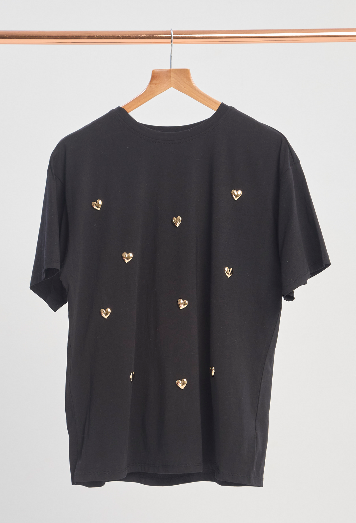 Camiseta Corazones Dorados Negro BYBLA