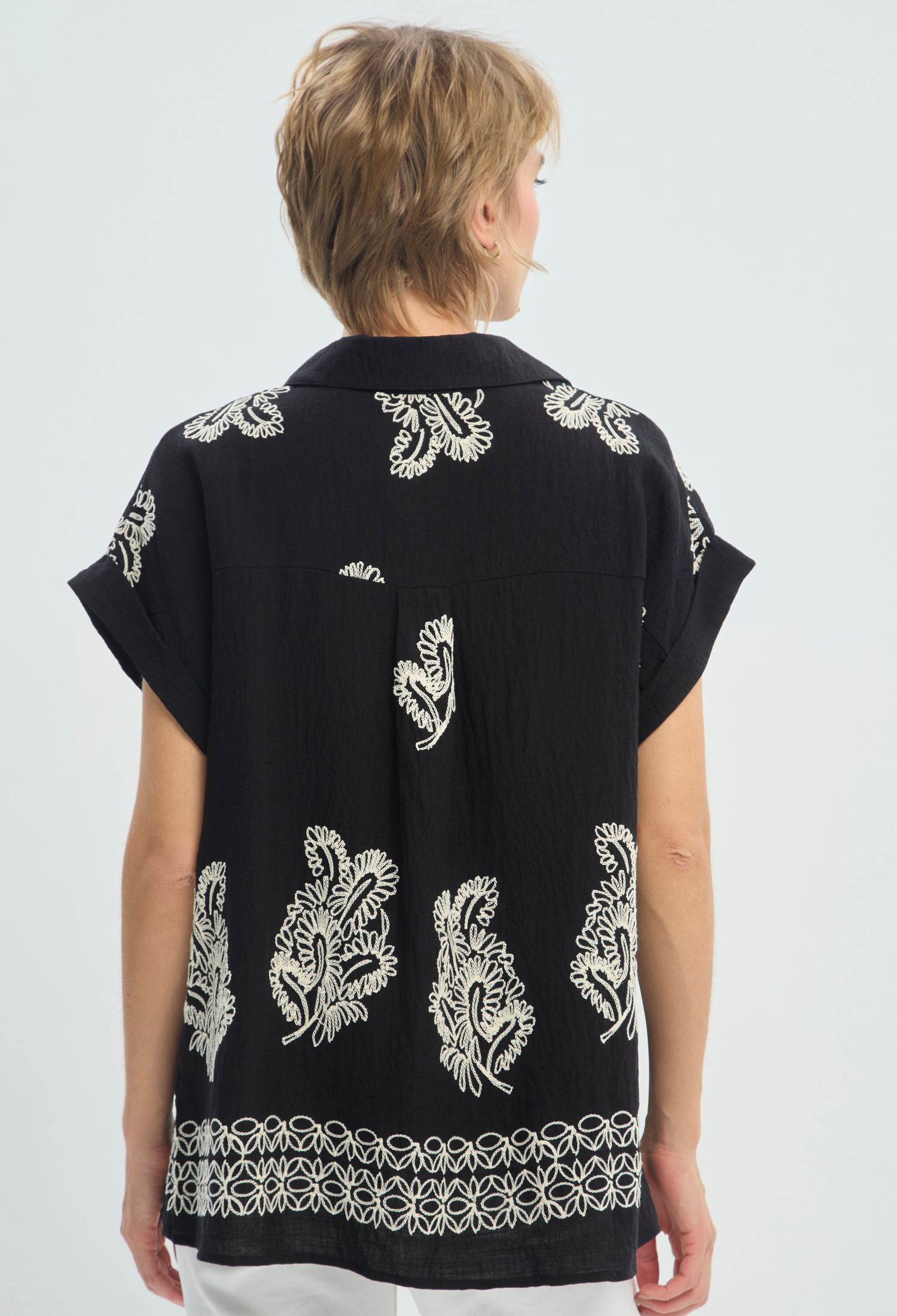 Blusa Manga Corta Negra Bordado Paisley BYBLA - vista 3