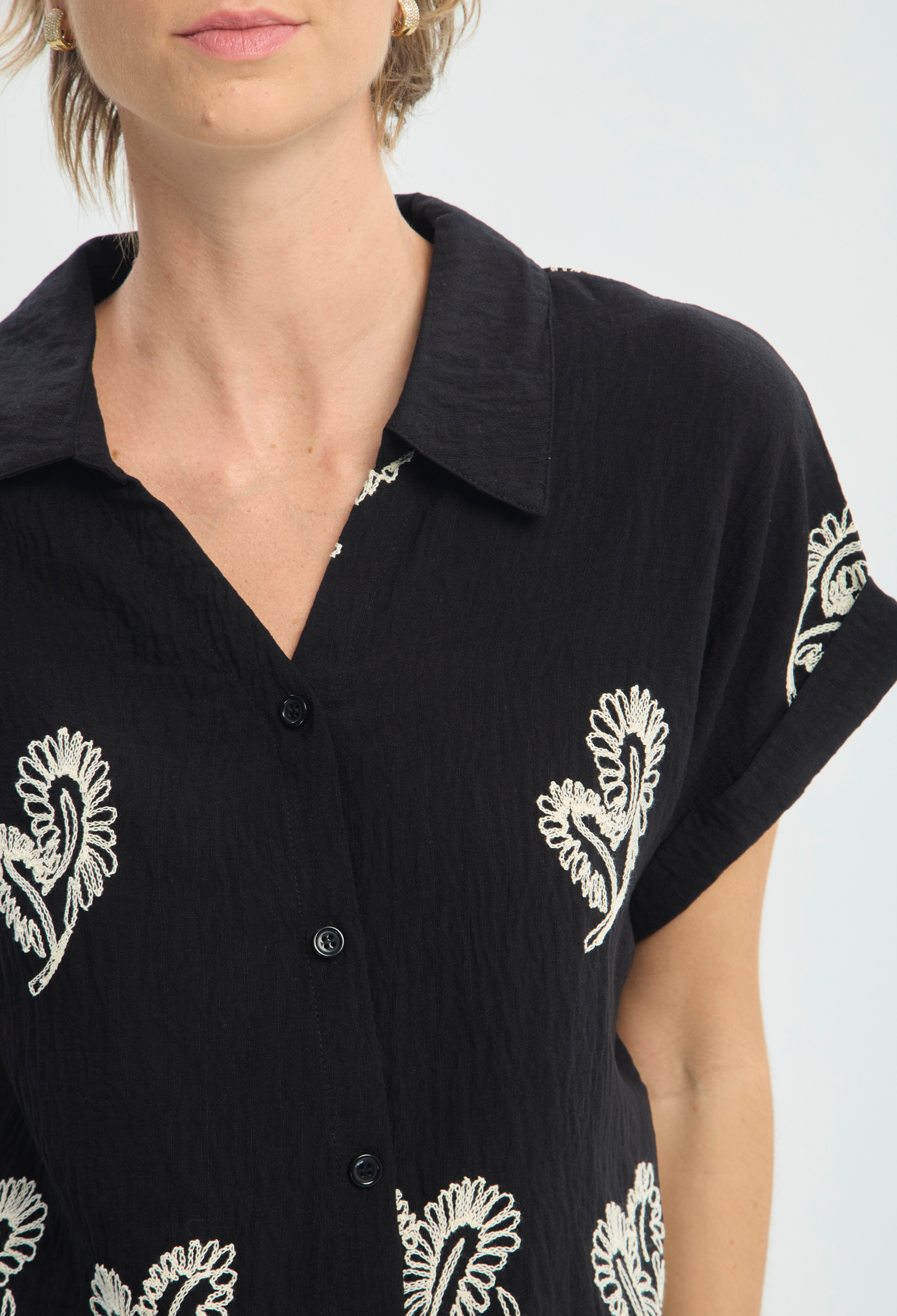 Blusa Manga Corta Negra Bordado Paisley BYBLA - vista 4