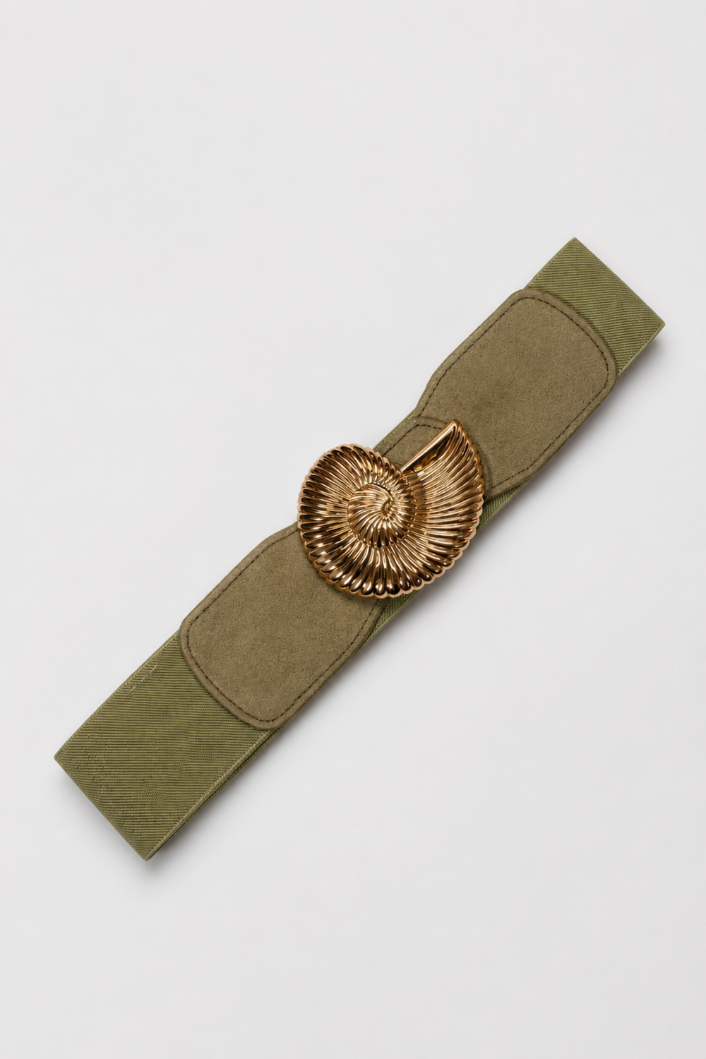 Cinturón elástico verde militar con hebilla dorada en forma de caracola