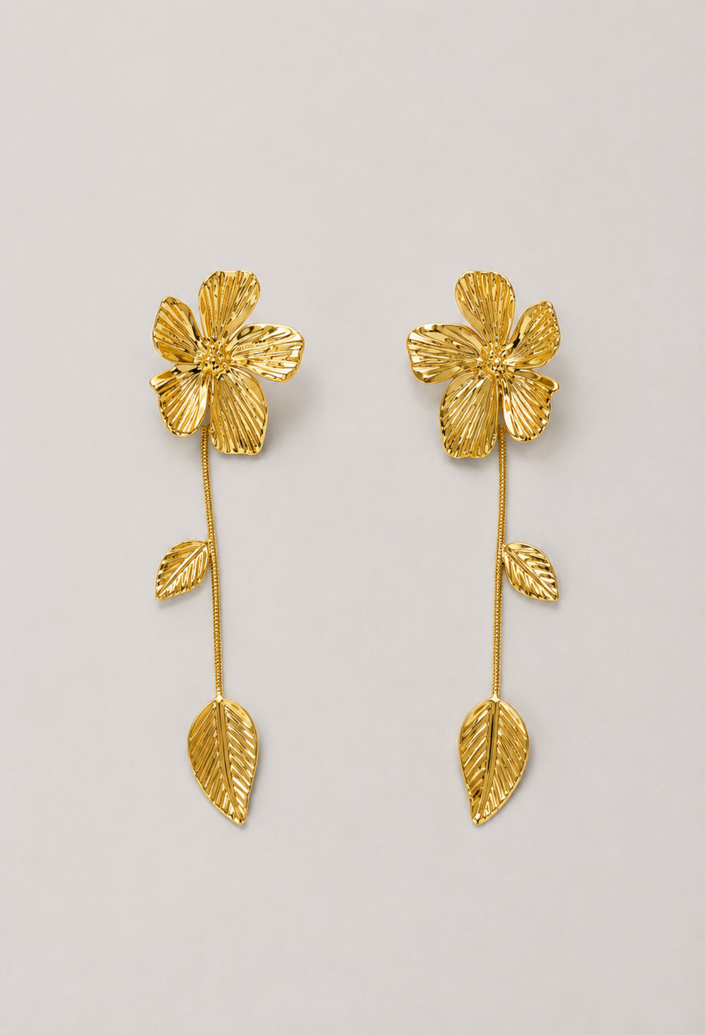 Aretes Colgantes Flor y Tallo Dorados BYBLA
