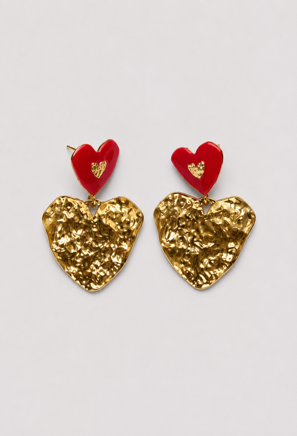 Aretes Corazón Rojo y Dorado Martillado BYBLA