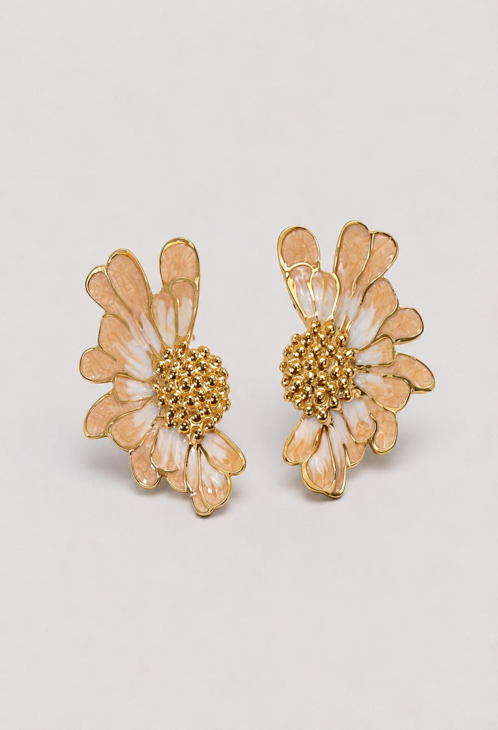 Aretes Flor Margarita Beige y Dorado BYBLA
