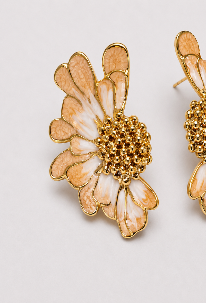Aretes Flor Margarita Beige y Dorado BYBLA - vista 2