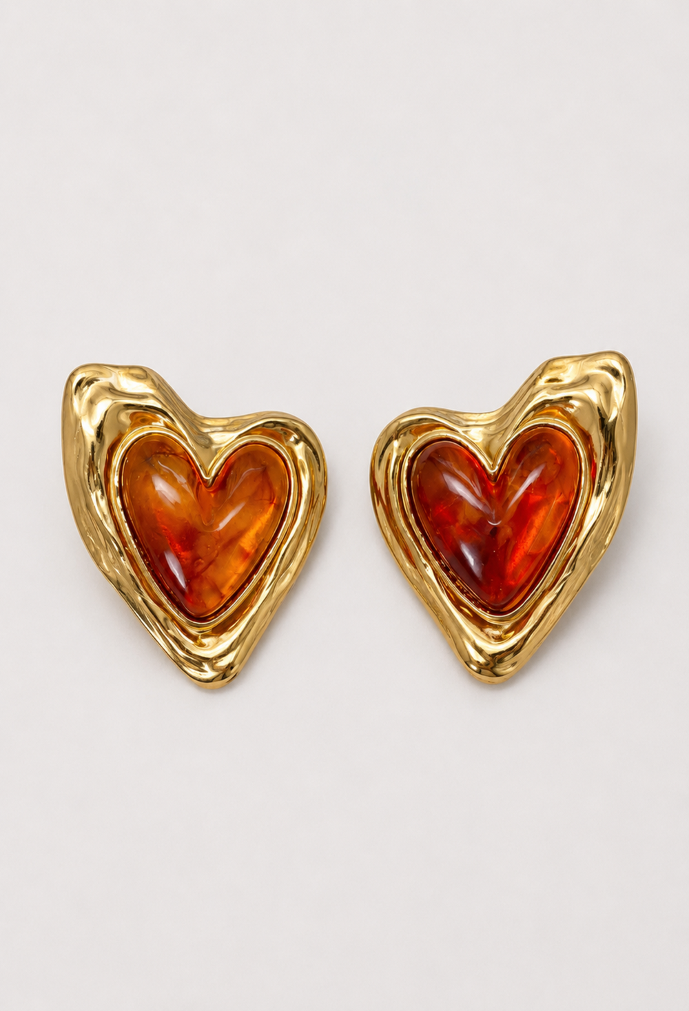 Aretes Corazón Dorado Piedra Ámbar BYBLA