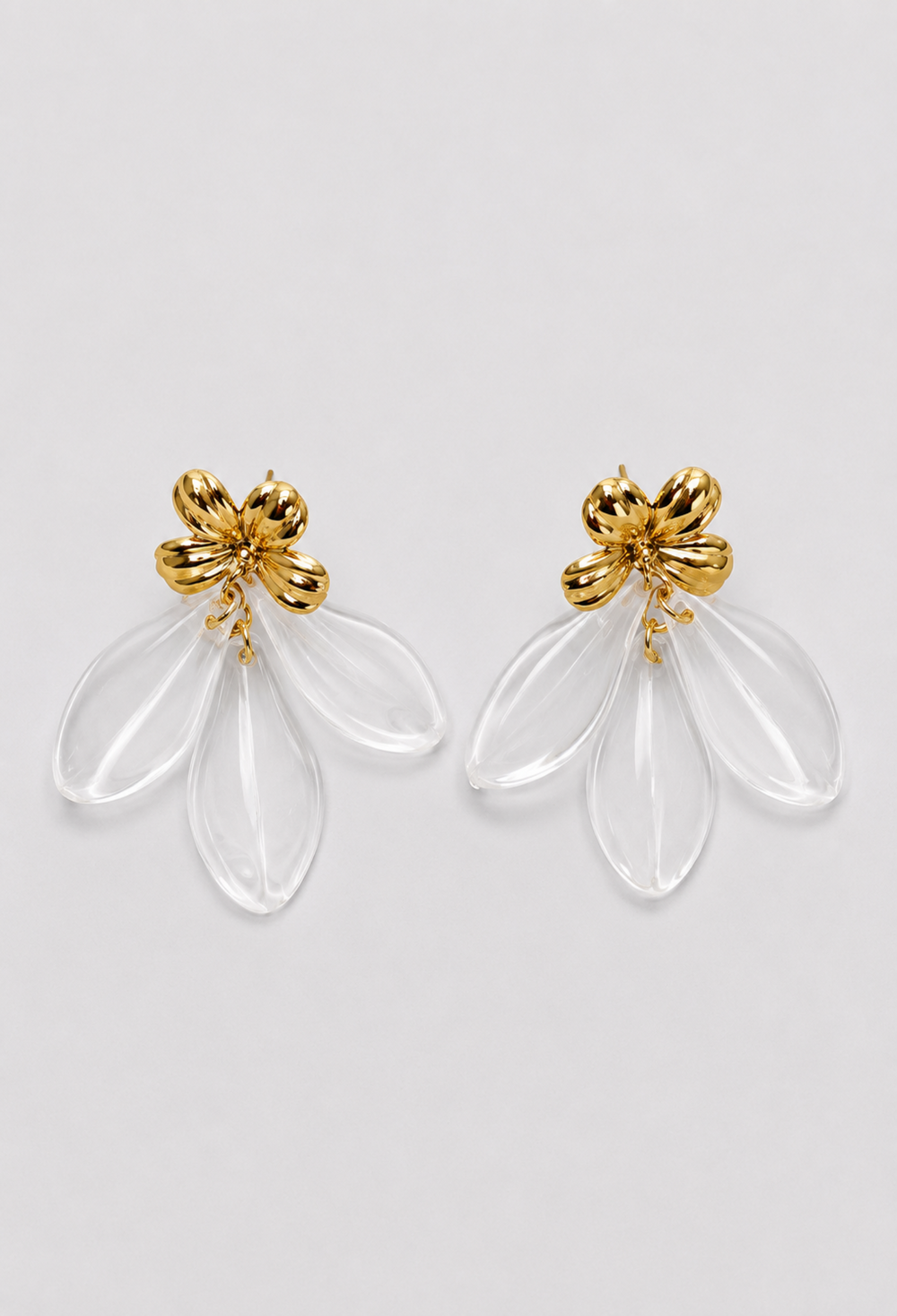 Aretes Flor Dorada Pétalos Transparentes BYBLA