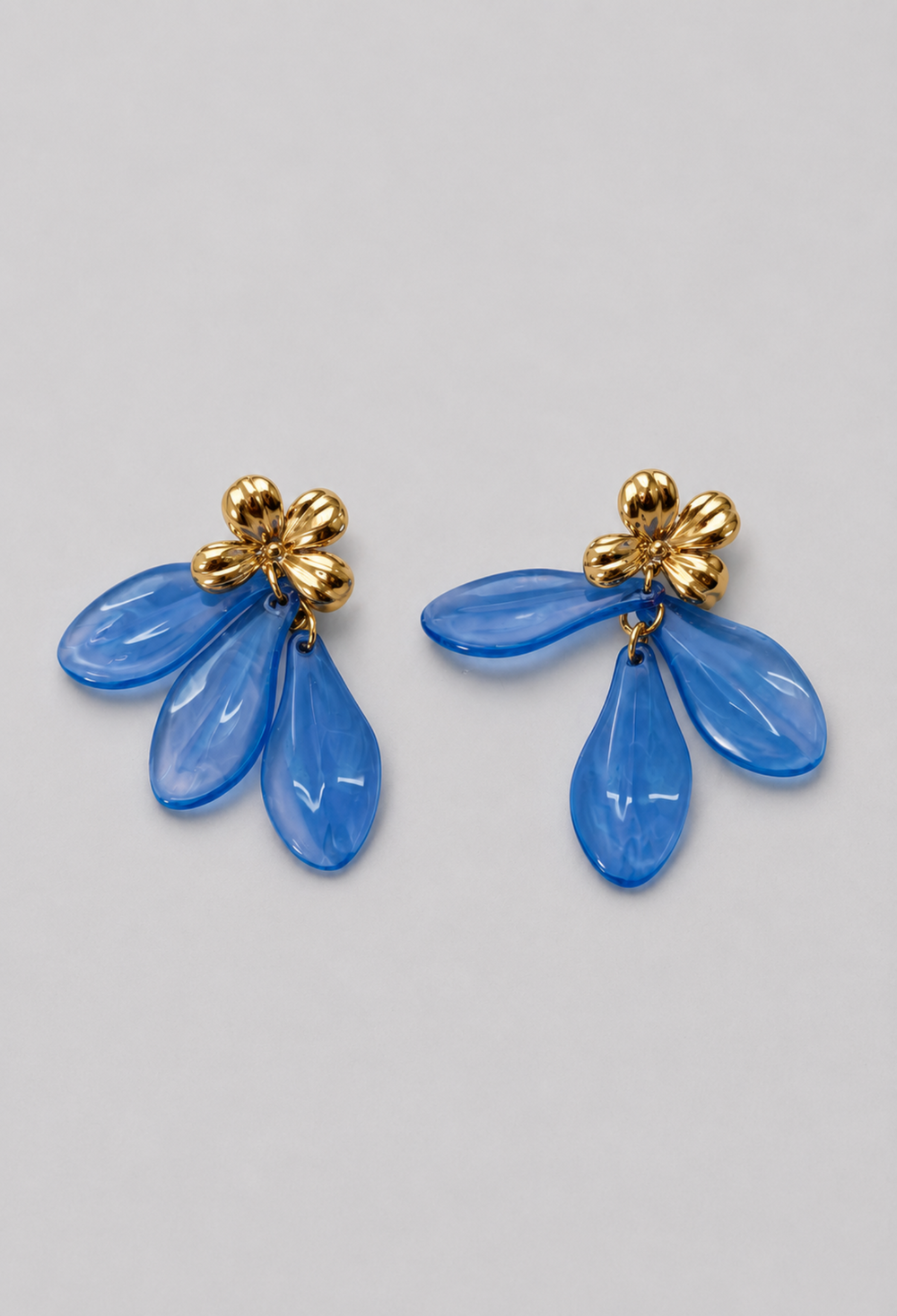 Aretes Flor Dorada Pétalos Azules BYBLA