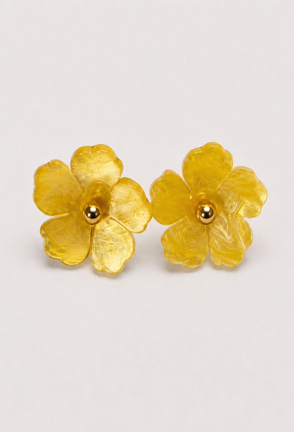 Aretes Topo Flor Nacarada Amarilla BYBLA