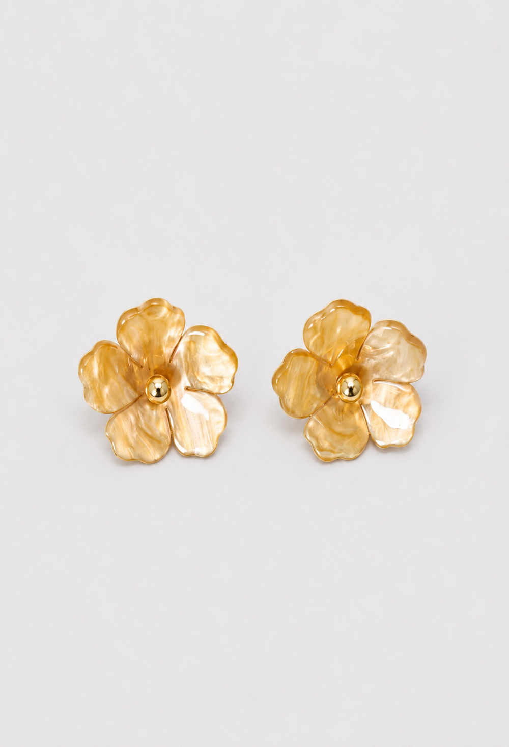 Aretes Topo Flor Nacarada Miel BYBLA