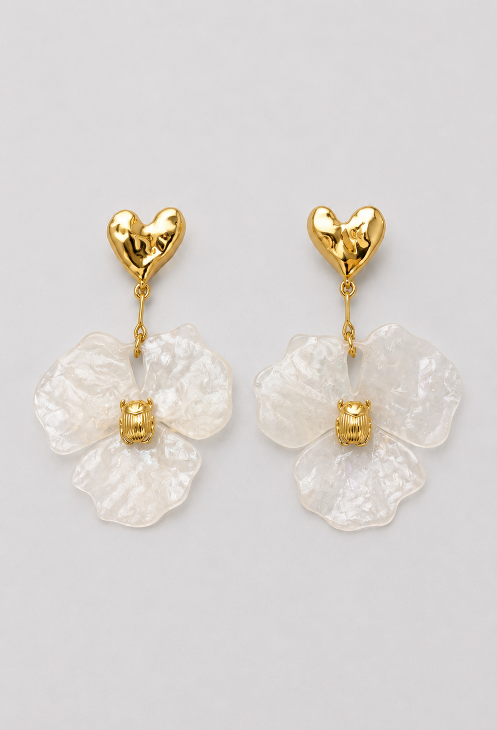 Aretes Corazón Dorado Flor Nacarada Blanca BYBLA