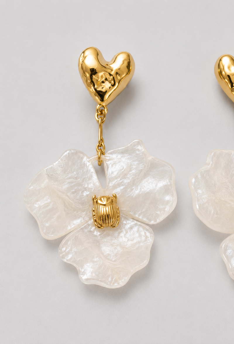 Aretes Corazón Dorado Flor Nacarada Blanca BYBLA - vista 2