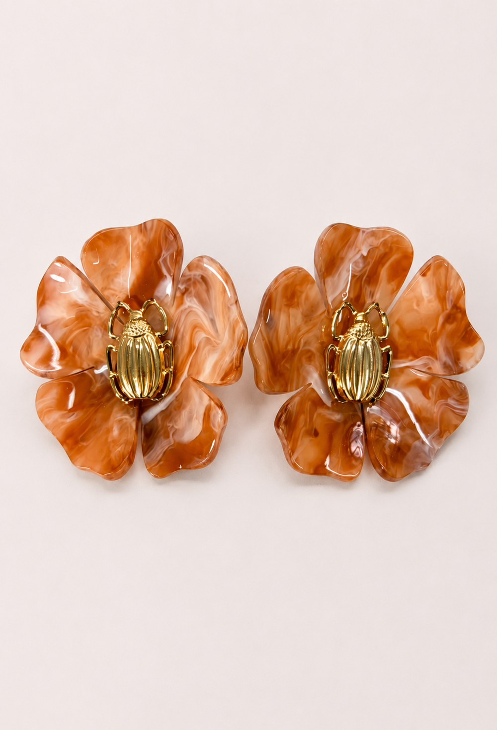 Aretes Flor Marmolada Camel Escarabajo Dorado BYBLA