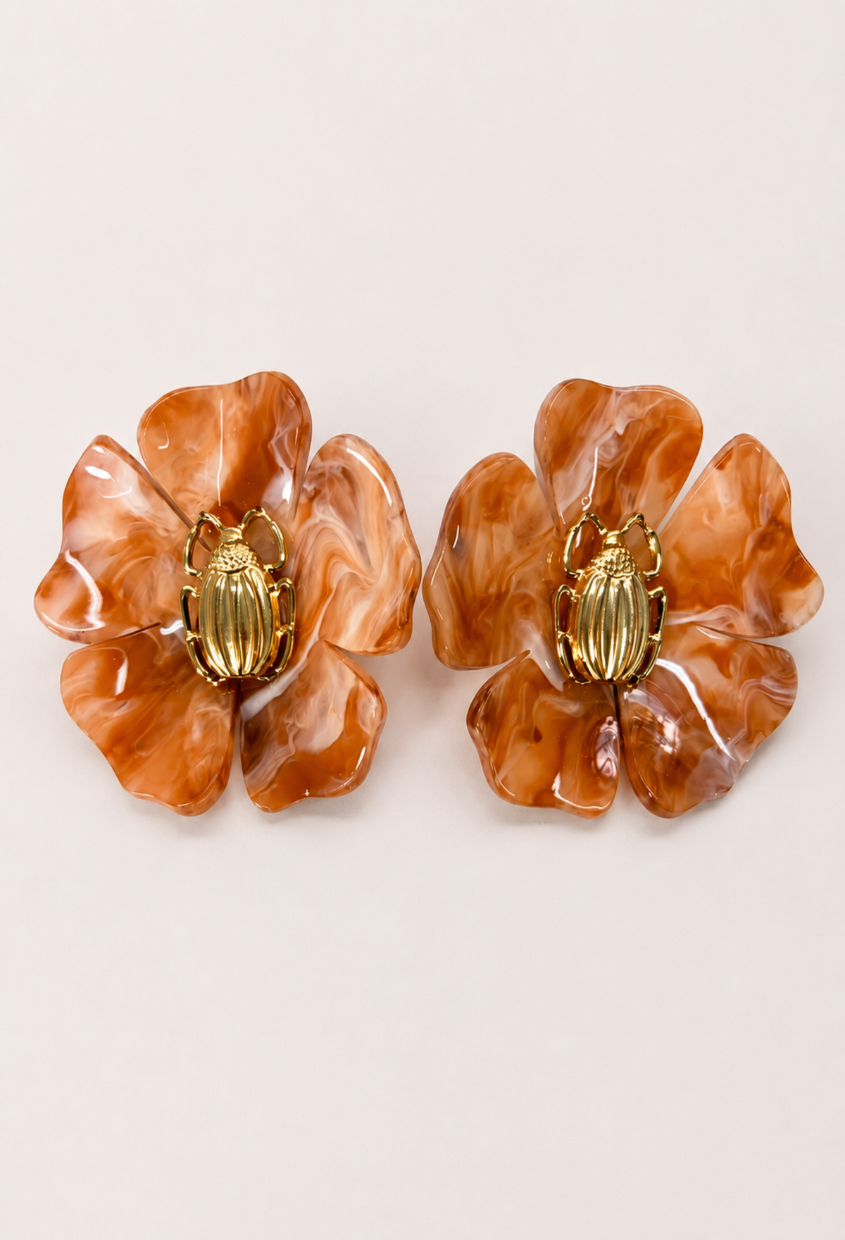 Aretes Flor Marmolada Camel Escarabajo Dorado BYBLA