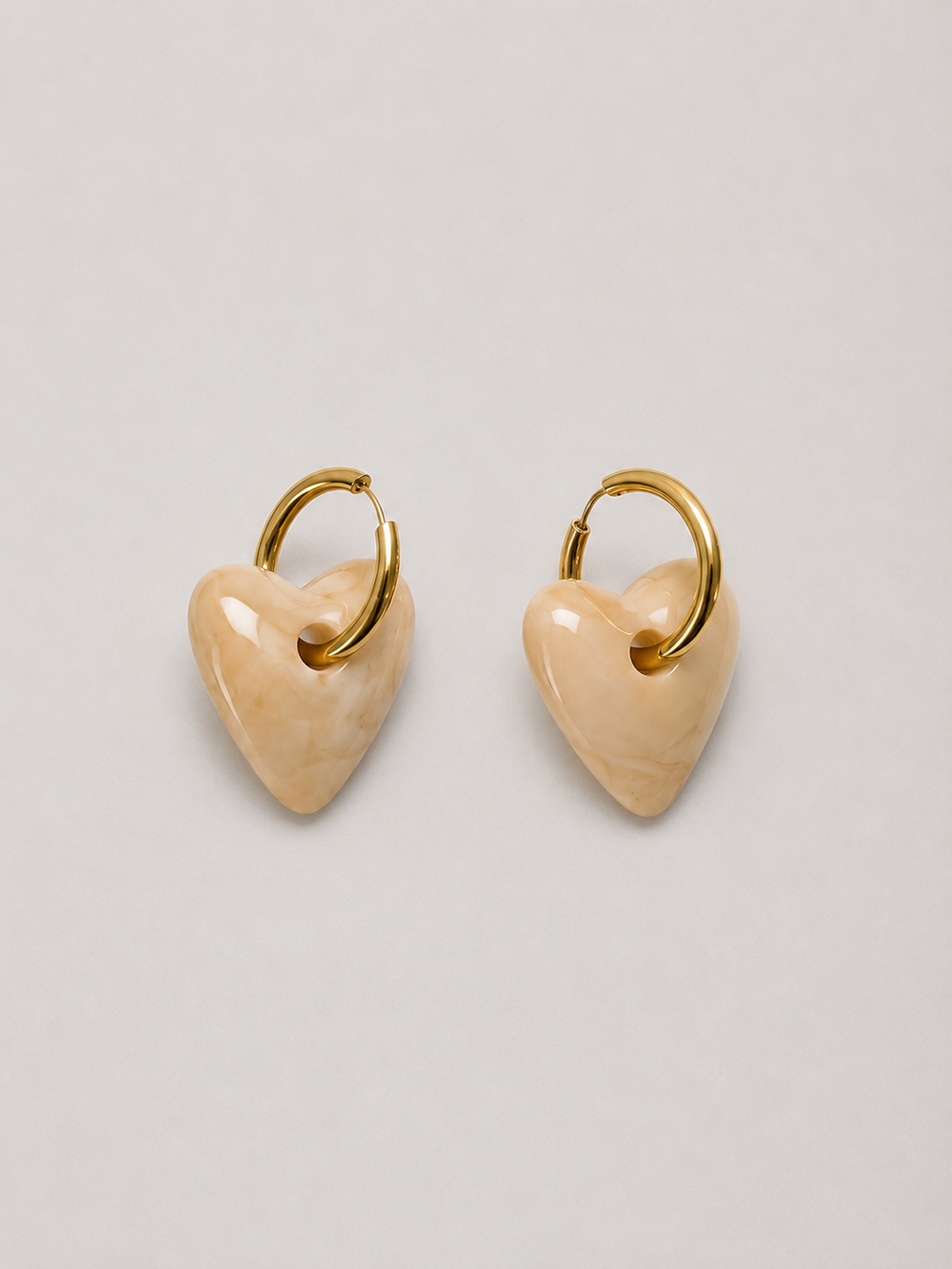 Aretes Argolla Dorada Corazón Beige BYBLA