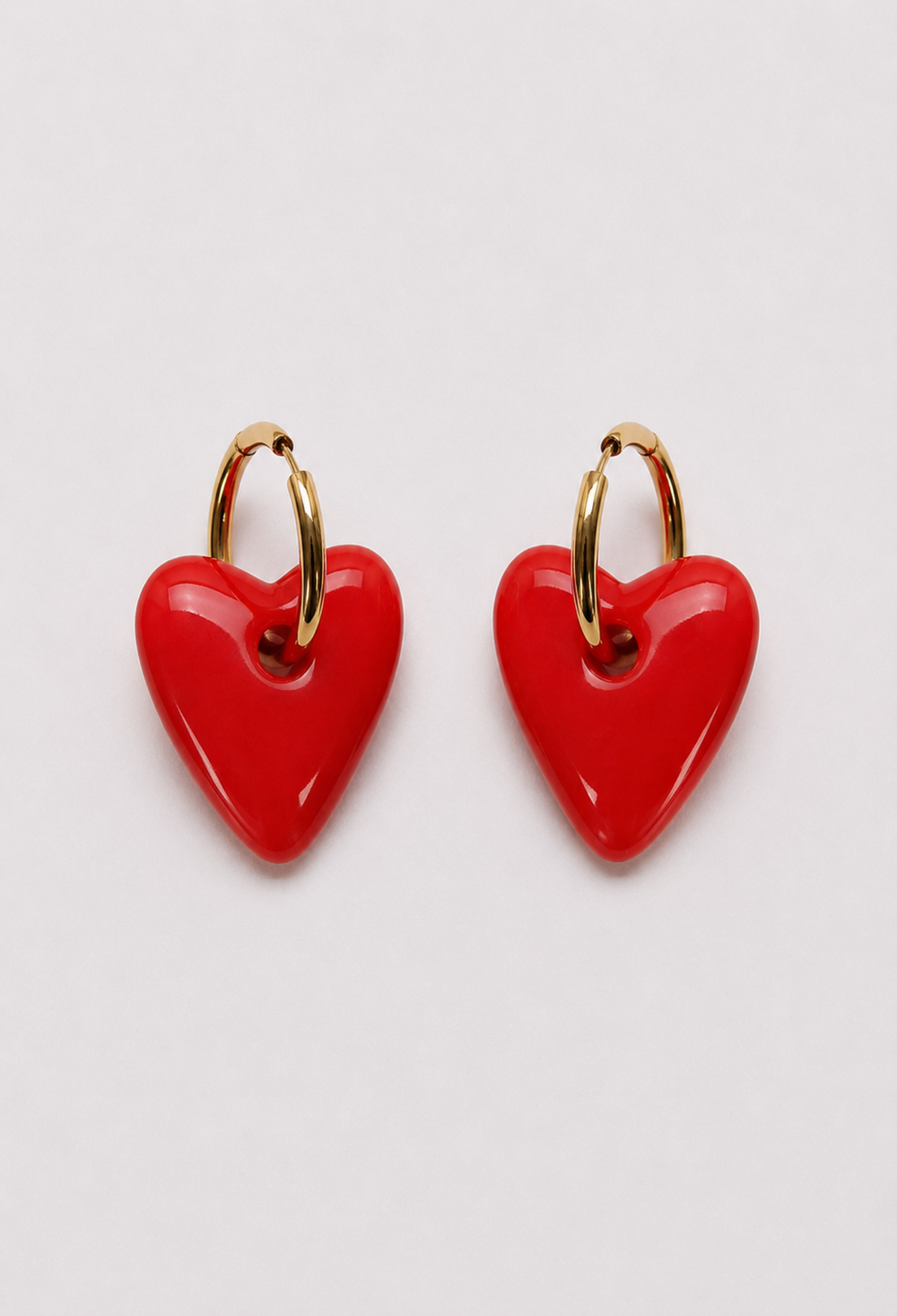 Aretes argolla dorada con corazón rojo BYBLA
