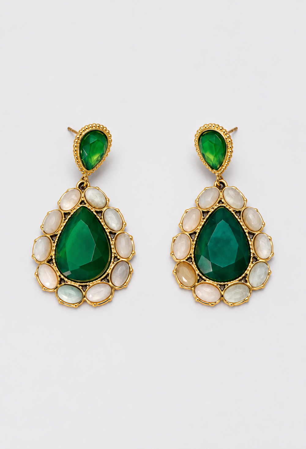 Aretes colgantes gota verde esmeralda con piedras nácar BYBLA
