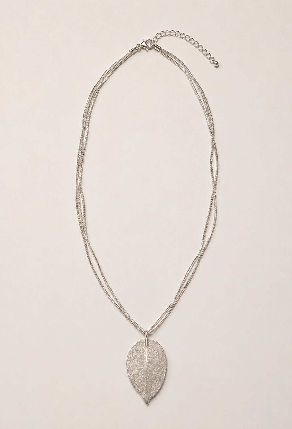 Collar plateado de tres cadenas con dije de hoja en filigrana