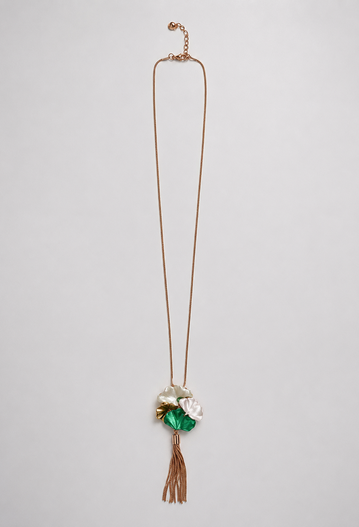 Collar largo dorado con flores metálicas tipo ginkgo y borla de cadenas - Verdes