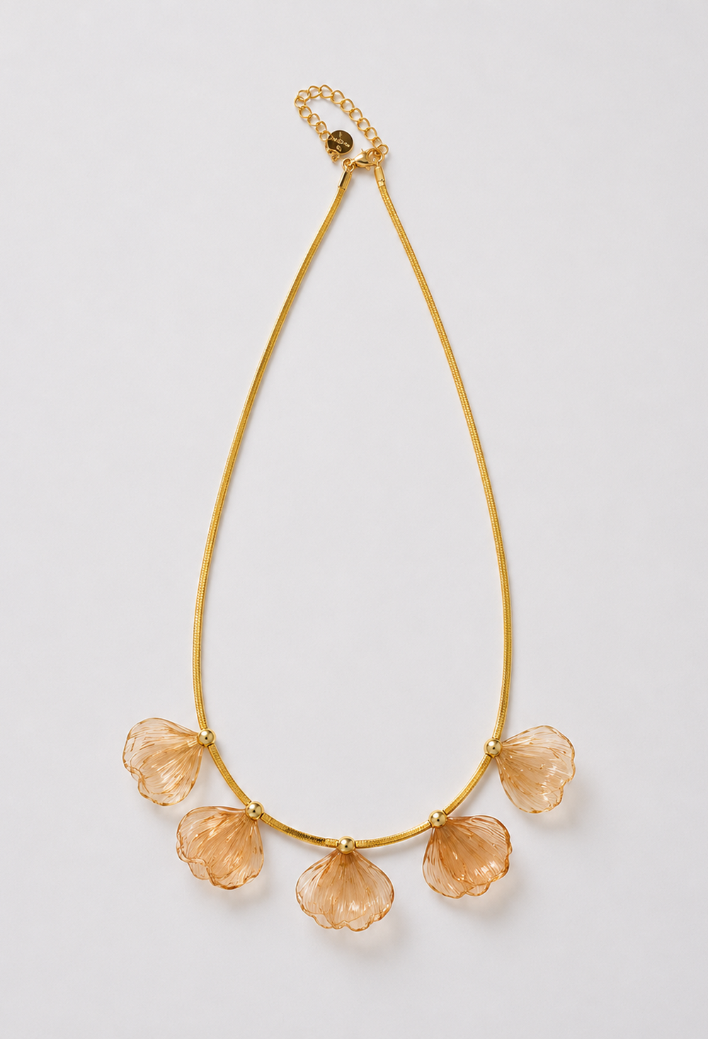 Collar corto dorado con pétalos calados en hilo metálico y cristales